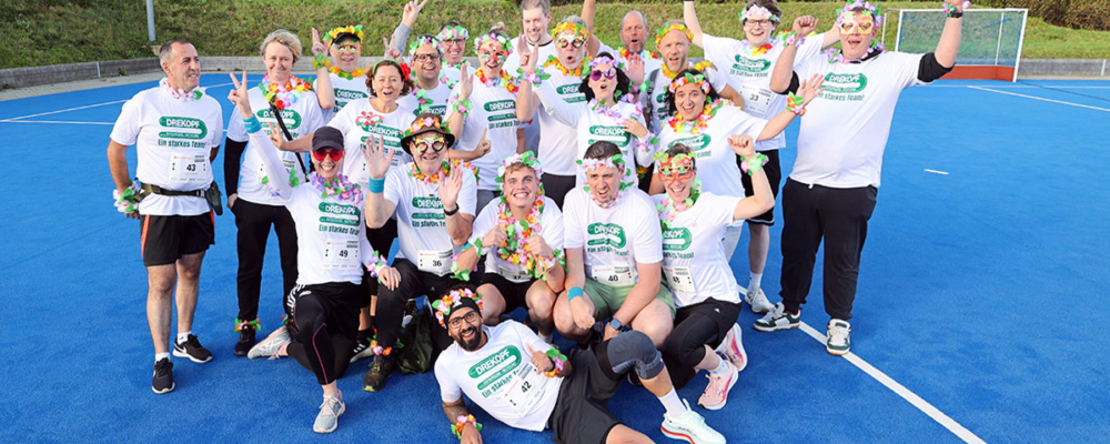 Gruppenbild von Sportteam in jubelnder Pose