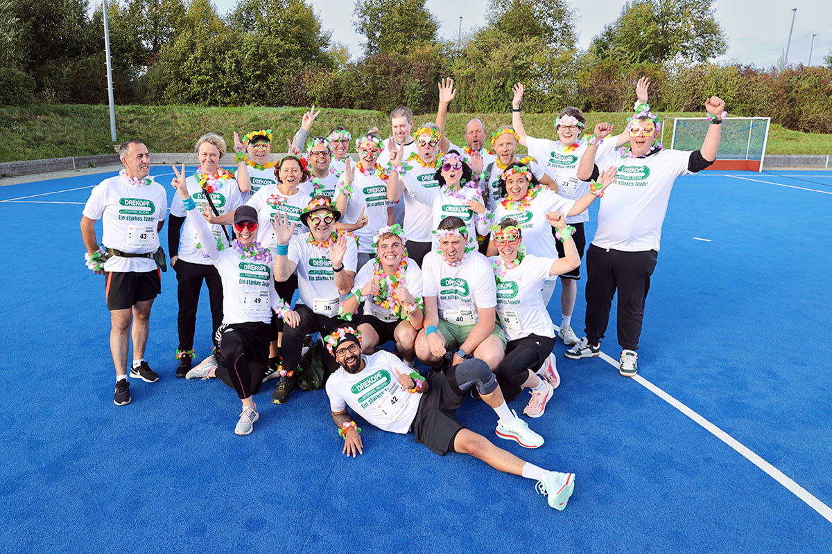Gruppenbild von Sportteam in jubelnder Pose