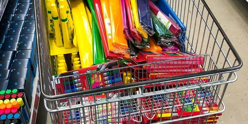 Einkaufswagen mit Bastelmaterial