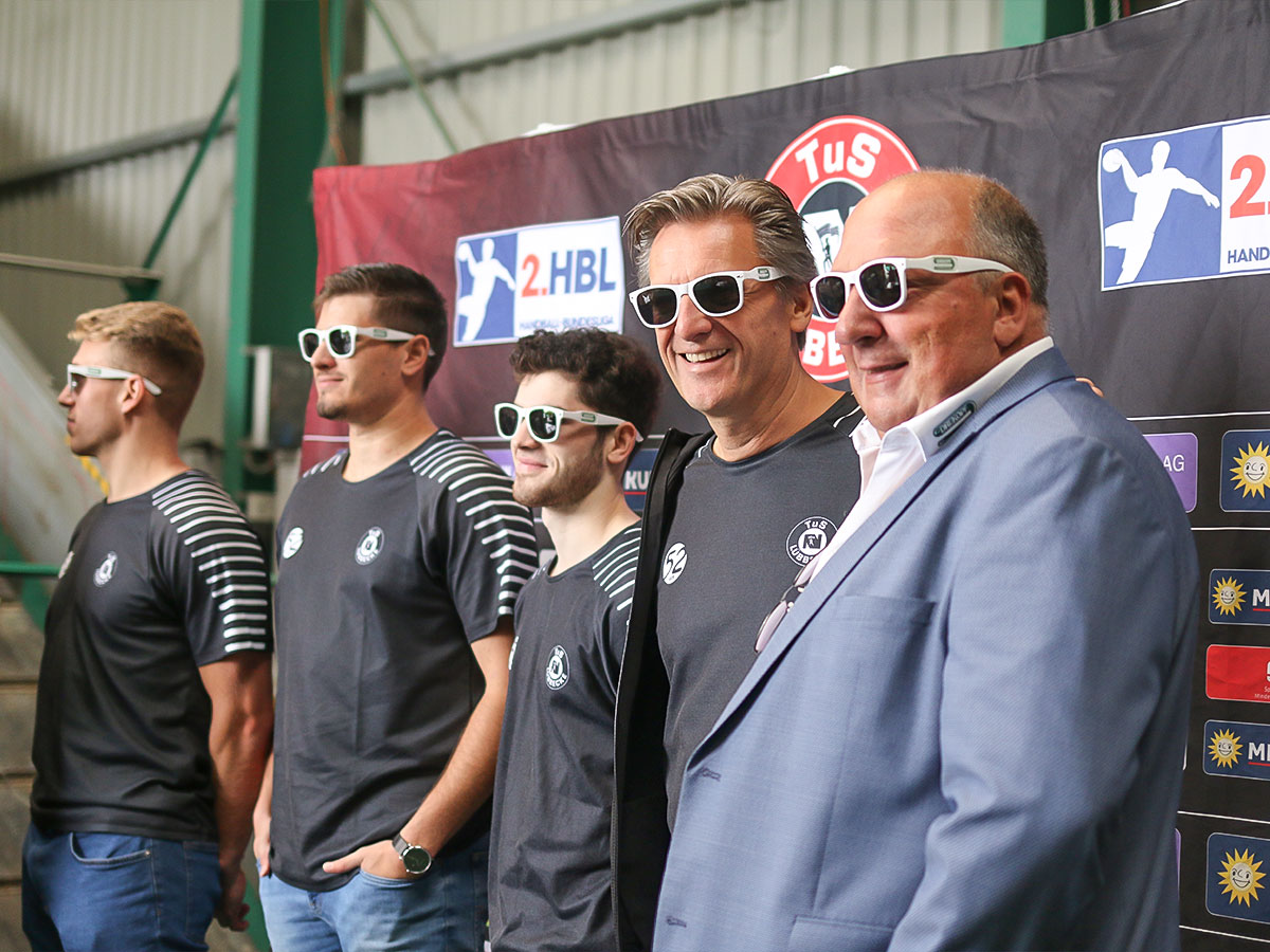 Handballer bei Pressekonferenz